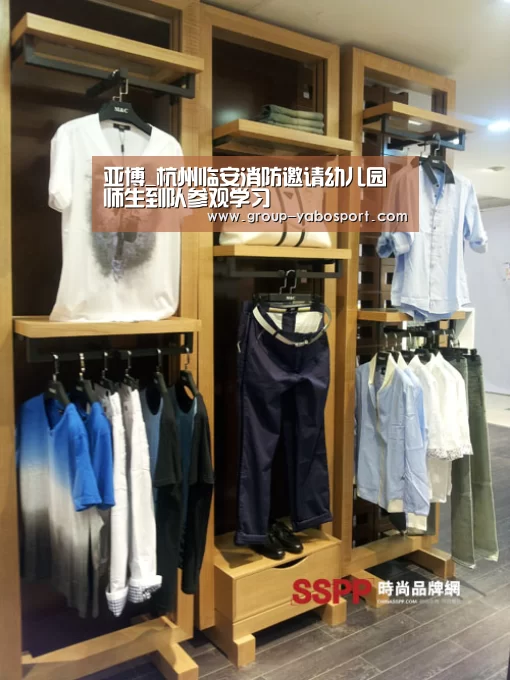 亚博_杭州临安消防邀请幼儿园师生到队参观学习(图2)
